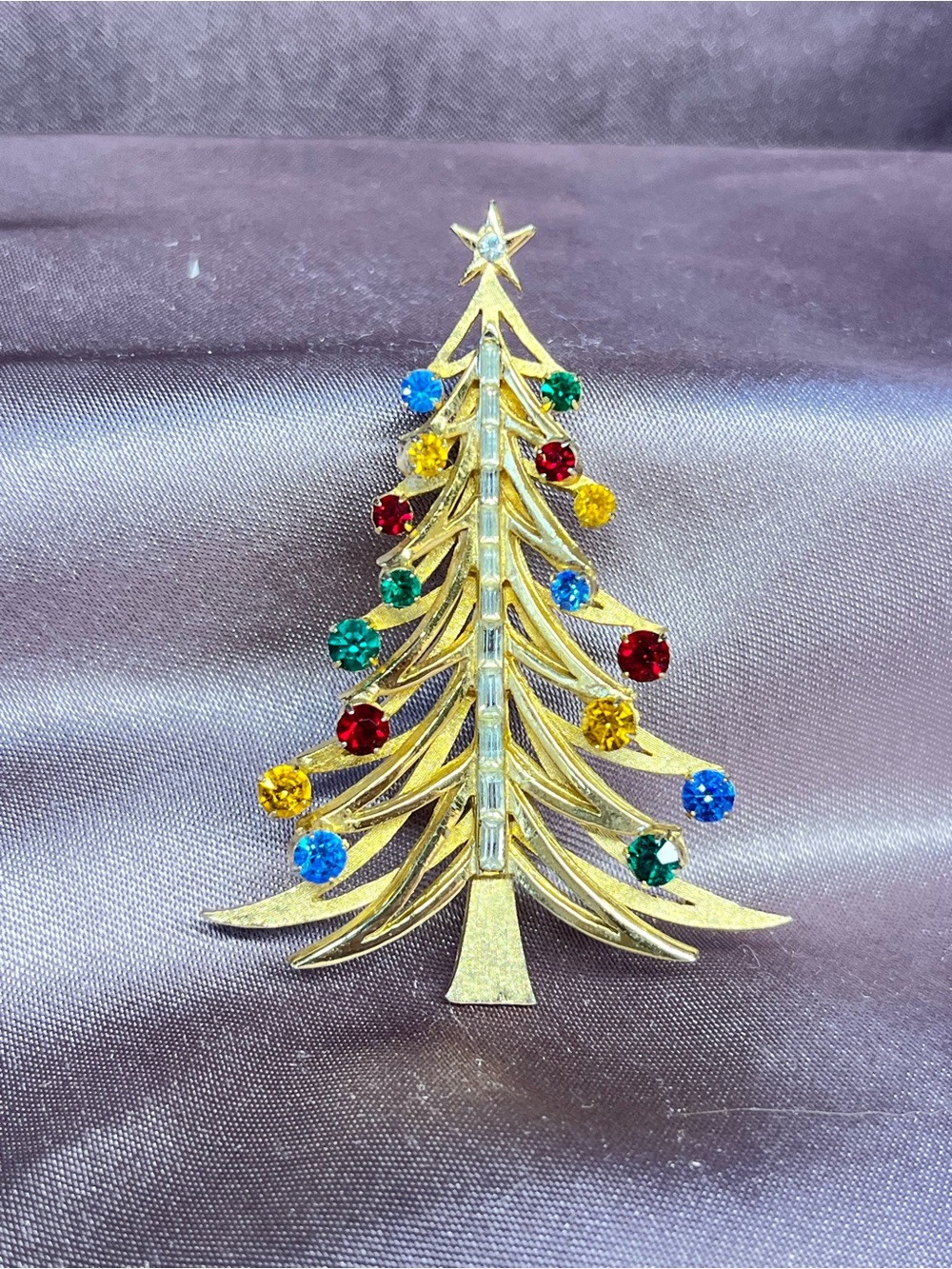 Vintage Brooks Christmas Tree Brooch Gold Tone Rhinestone Holiday Pin